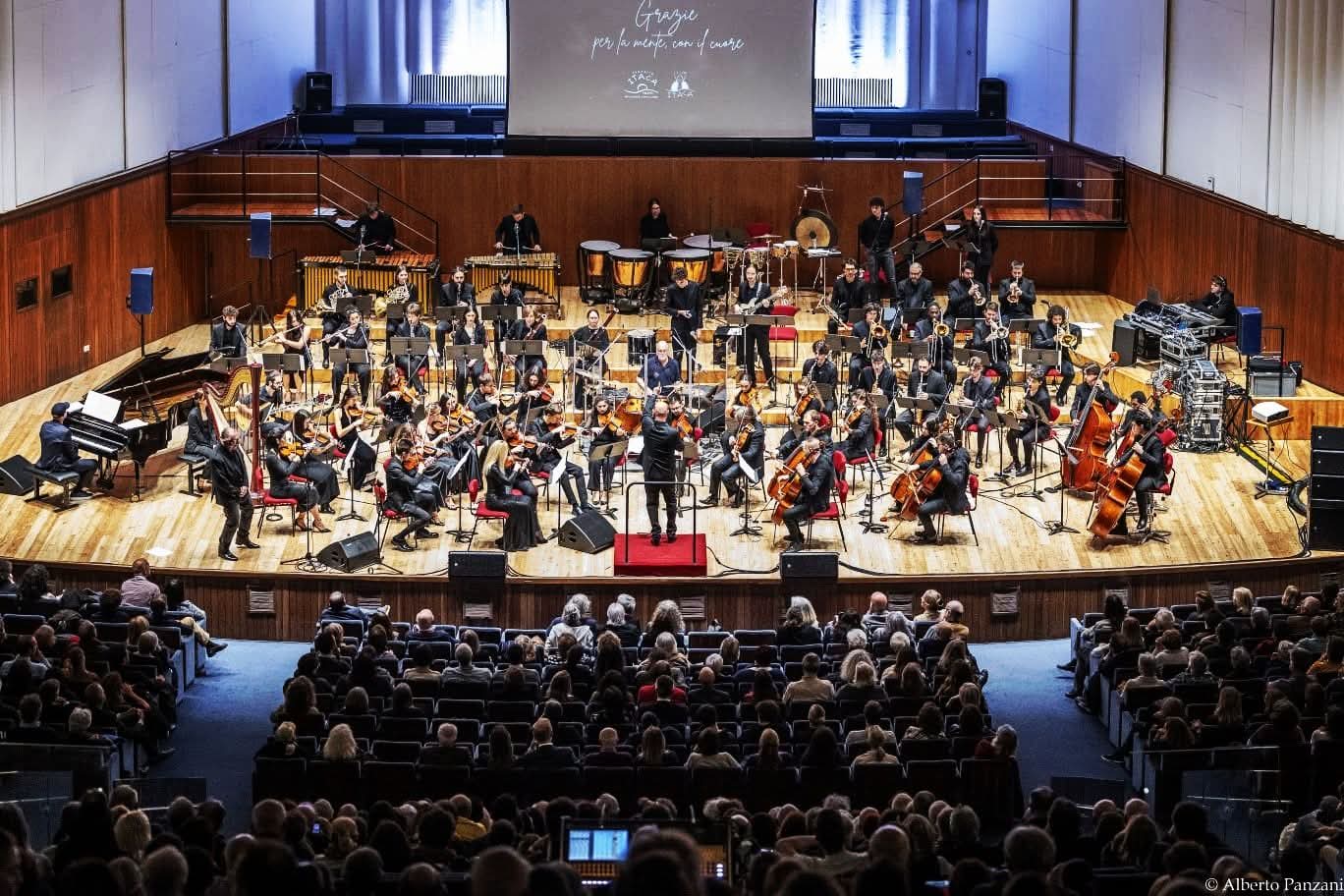 Pino Jodice dirige un'orchestra jazz in concerto